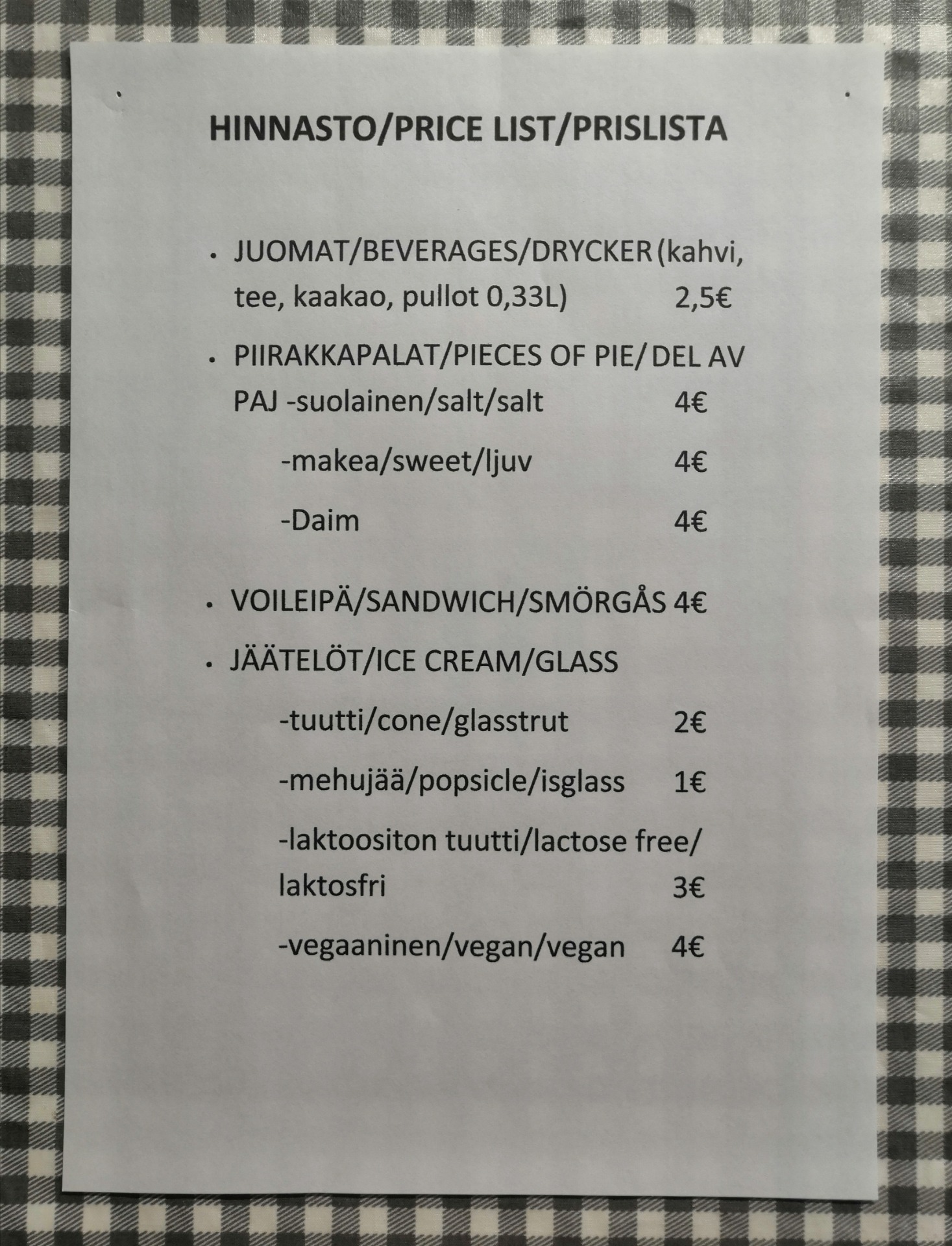 Tässä perushinnasto. Myös spesiaalipäiviä. Salaattiannoksia tilauksesta.